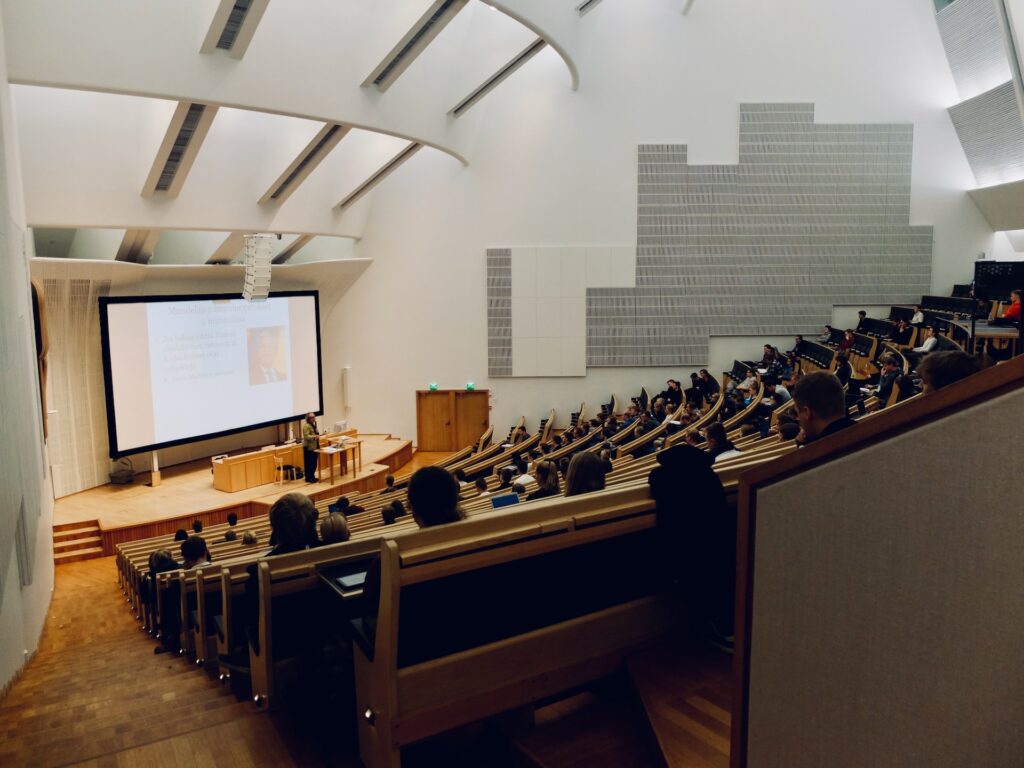 A full lecture auditorium.